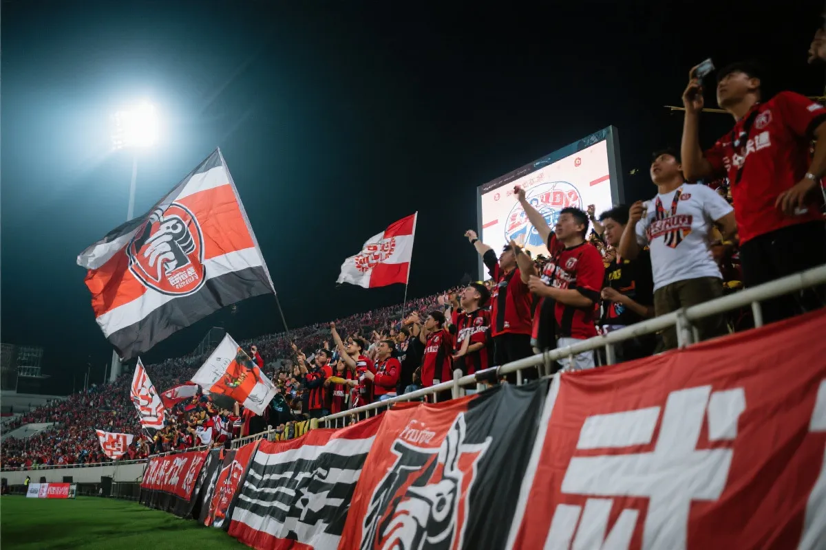 球迷在看台加油助威的热烈场面